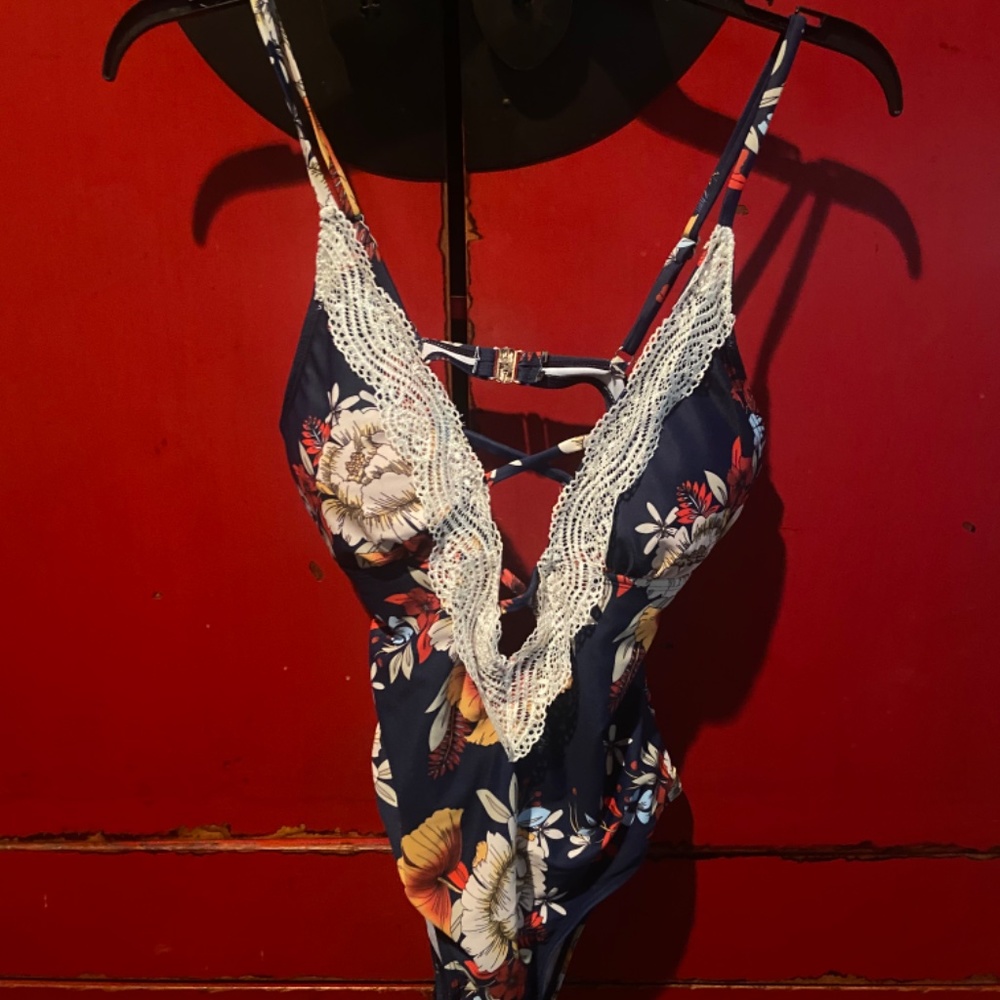 Bathing suit bundle - Picture 7 of 9